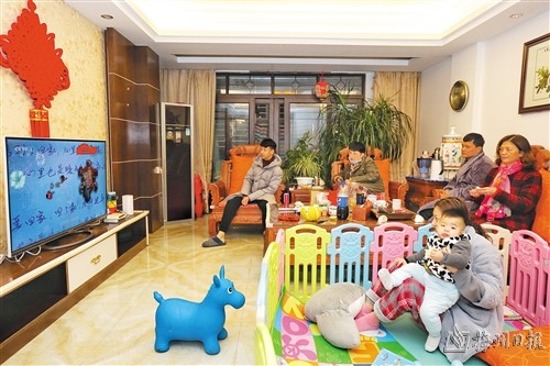 受新型冠状病毒感染的肺炎疫情影响,市民纷纷选择"宅"在家里过春节.