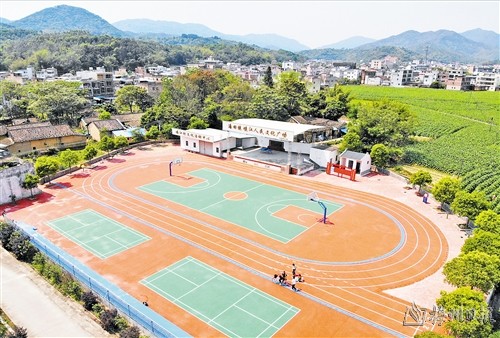 潘田镇填江村烂泥地变身多功能文化广场,吸引村民前来运动,游玩.