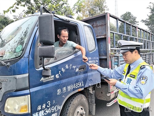 李旺兴正在异地用警交叉执法检查.  (李学鹏 摄)