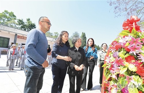 省石门县蔡晴川烈士的孙女——78岁高龄的蔡玉翠,以及曾外孙冯文华,曾