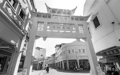 本报讯 (记者江婵 通讯员魏键华)昨日上午,梅江区望杏坊牌坊揭幕仪式