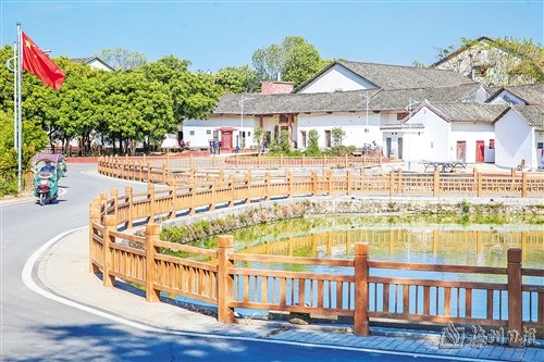 龙田镇龙盘村经过改造后村居环境靓丽,成为一道新的风景线.