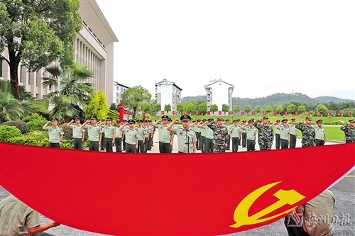 武警广东总队梅州支队官兵面对党旗庄严宣誓.(傅振豪 摄)